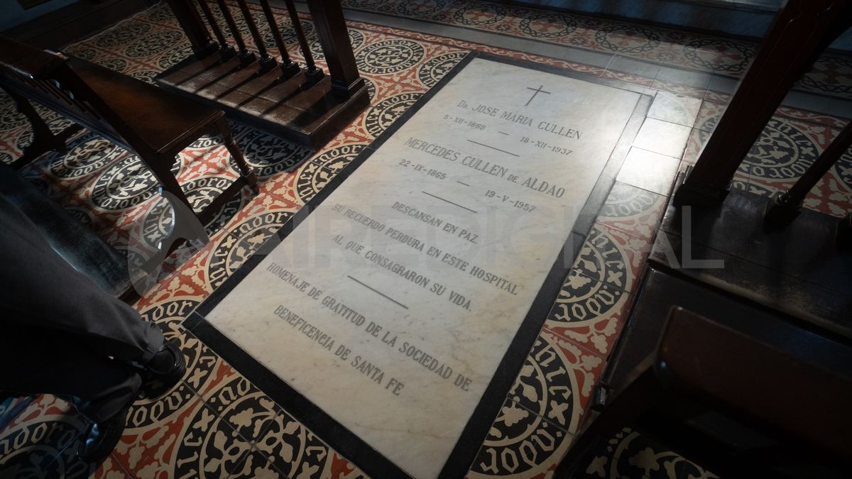 En la capilla del hospital descansan los restos de los hermanos Mercedes y José María Cullen. Ella fue una de las impulsoras de la construcción del templo, y él fue el primer director del hospital. En la capilla del hospital descansan los restos de los hermanos Mercedes y José María Cullen. Ella fue una de las impulsoras de la construcción del templo, y él fue el primer director del hospital.