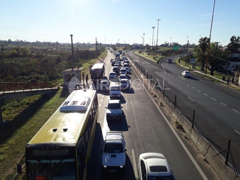 El ingreso del tránsito vehicular a la ciudad de Santa Fe suele congestionarse desde horas de la tarde del domingo.