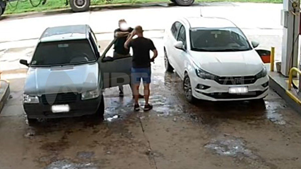 Los imputados cuando se encontraron en Esperanza: Steger (de espaldas) y Carrizo apoyado sobre la puerta del conductor de su Fiat Uno. Los imputados cuando se encontraron en Esperanza: Steger (de espaldas) y Carrizo apoyado sobre la puerta del conductor de su Fiat Uno.