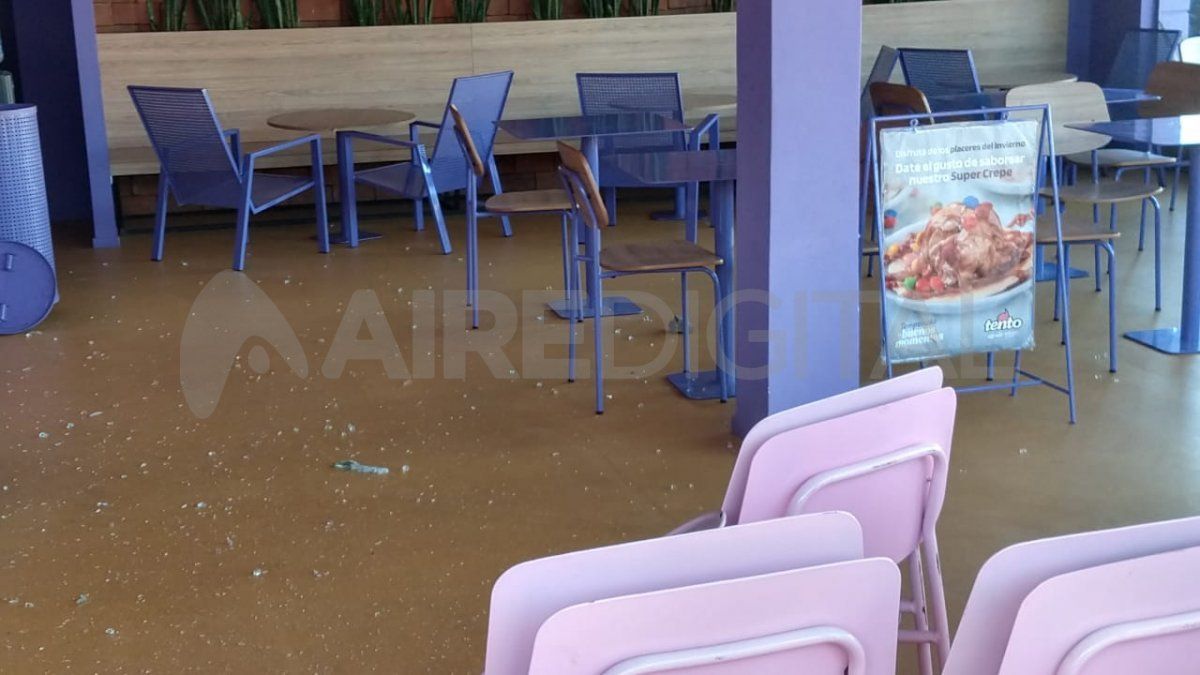 Los restos de la vidriera quedaron esparcidos en el interior del local comercial.