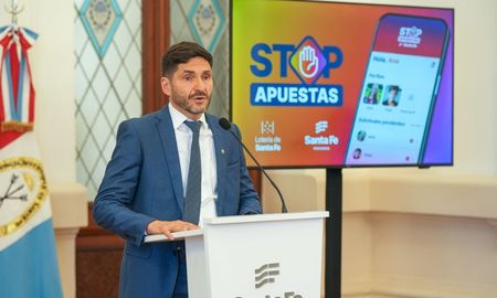 El gobernador de Santa Fe, Maximiliano Pullaro, presentó este lunes una aplicación orientada a prevenir el acceso de menores a sitios de apuestas ilegales, contenidos digitales no seguros y plataformas que promueven la violencia. El gobernador de Santa Fe, Maximiliano Pullaro, presentó este lunes una aplicación orientada a prevenir el acceso de menores a sitios de apuestas ilegales, contenidos digitales no seguros y plataformas que promueven la violencia.