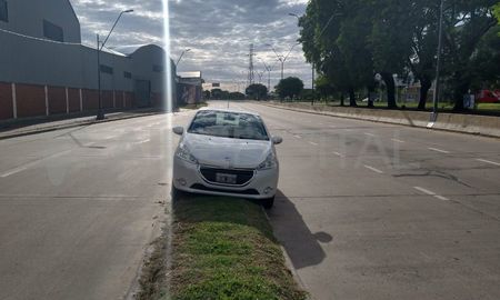 Durante toda la noche, este Peugeot permaneció abandonado en un cantero frente a la planta de Cervecería Santa Fe. Durante toda la noche, este Peugeot permaneció abandonado en un cantero frente a la planta de Cervecería Santa Fe.