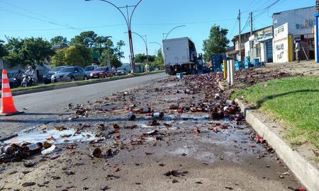Un camión cargado con cervezas en cajones volcó su carga sobre Avenida Peñaloza. Un camión cargado con cervezas en cajones volcó su carga sobre Avenida Peñaloza.