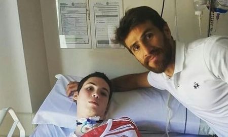 Desde la clínica, le robaron una camiseta firmada por Ponzio a un joven que sufrió grave accidente