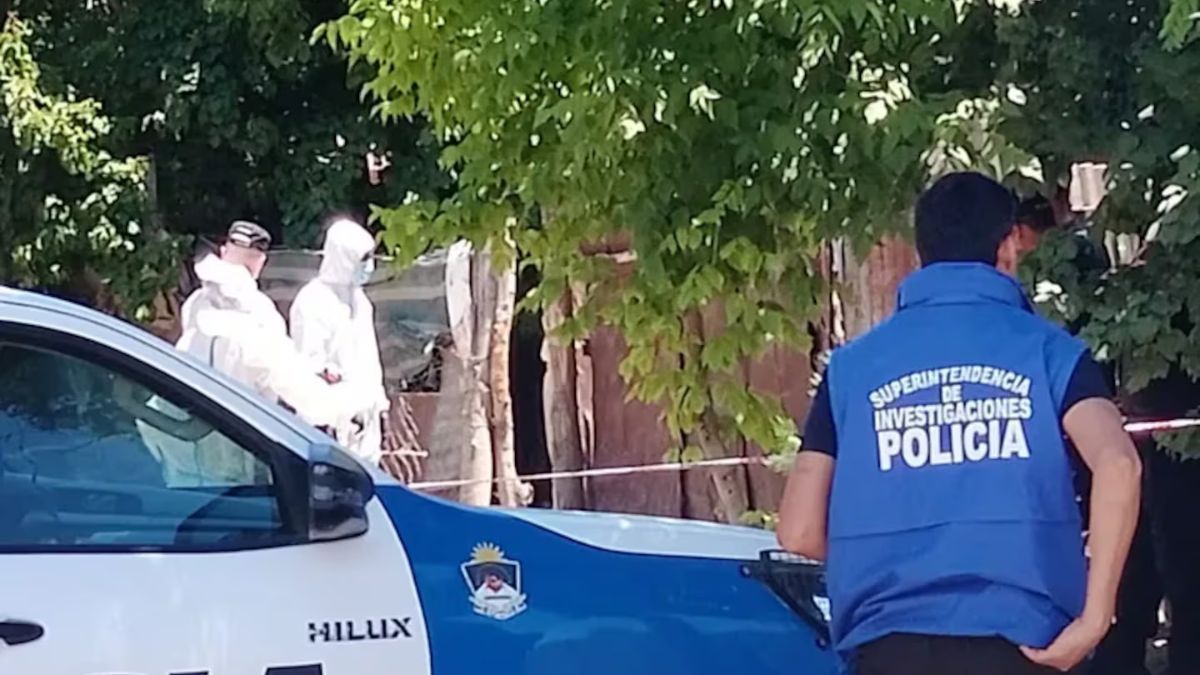 Encontraron el cuerpo de un hombre dentro de una heladera ubicada en el patio de su casa en Neuquén.