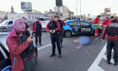 Los agentes realizaron un perímetro a la espera de que llegue el transporte forense. Los agentes realizaron un perímetro a la espera de que llegue el transporte forense.