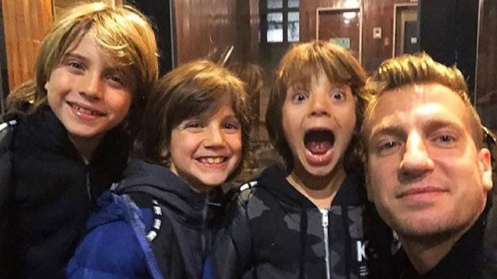 Maxi López junto a sus hijos.