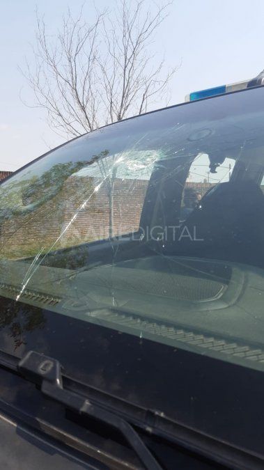 Uno de los móviles policiales, dañado a piedrazos