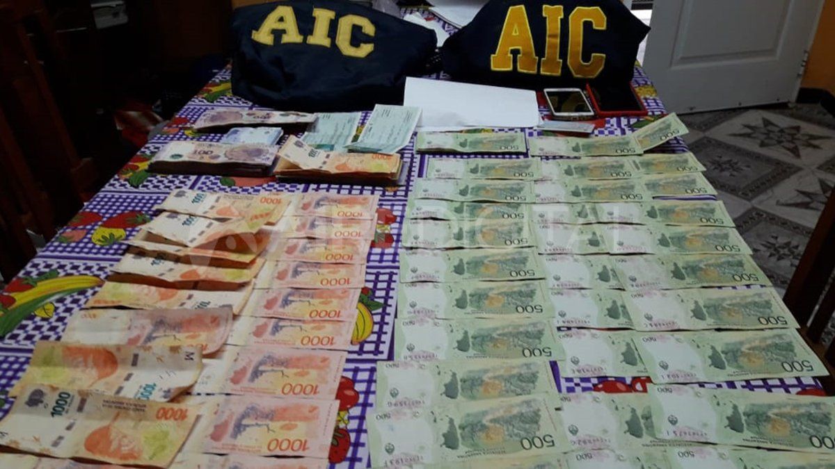 El dinero que encontraron los investigadores durante el procedimiento.