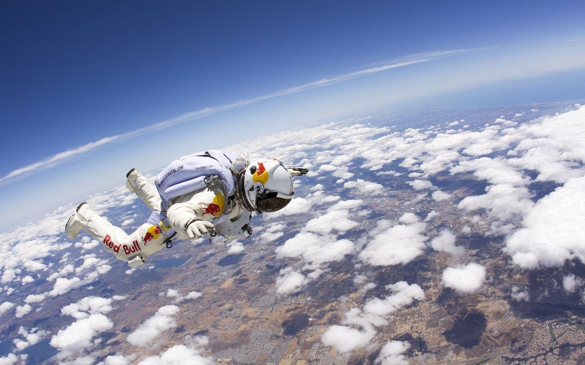 Baumgartner realizó dos saltos previos al del intento de batir los récords de Joe Kittinger. Al primero lo realizó el 15 de marzo de 2012, y lo hizo desde 21.818 metros (71.770 pies), con una caída libre de 3’43”, superando los 580 km/h antes de abrir su paracaídas. Al segundo lo efectuó el 25 de julio siguiente, y se lanzó desde 29.465 metros (96.925 pies), con una caída libre de 3’48”. Baumgartner realizó dos saltos previos al del intento de batir los récords de Joe Kittinger. Al primero lo realizó el 15 de marzo de 2012, y lo hizo desde 21.818 metros (71.770 pies), con una caída libre de 3’43”, superando los 580 km/h antes de abrir su paracaídas. Al segundo lo efectuó el 25 de julio siguiente, y se lanzó desde 29.465 metros (96.925 pies), con una caída libre de 3’48”.