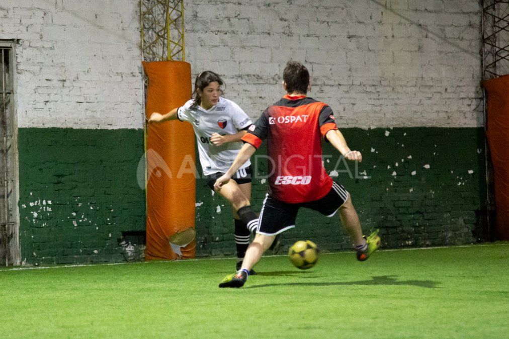 Gambeta, amague y gol, en Santa Fe las chicas se prenden al fútbol cinco y hay muchos turnos mixtos