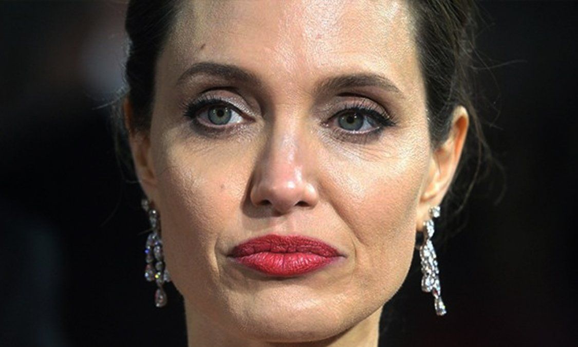 Jolie había comenzado a dar sus primeros pasos en la dirección con Unbroken (2015), película que coprotagonizó con Brad Pitt, y First They Killed My Father (2017).