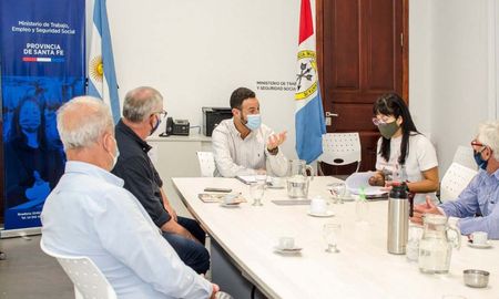 El ministro de Trabajo se reunió con representantes del sector de la náutica. El ministro de Trabajo se reunió con representantes del sector de la náutica.