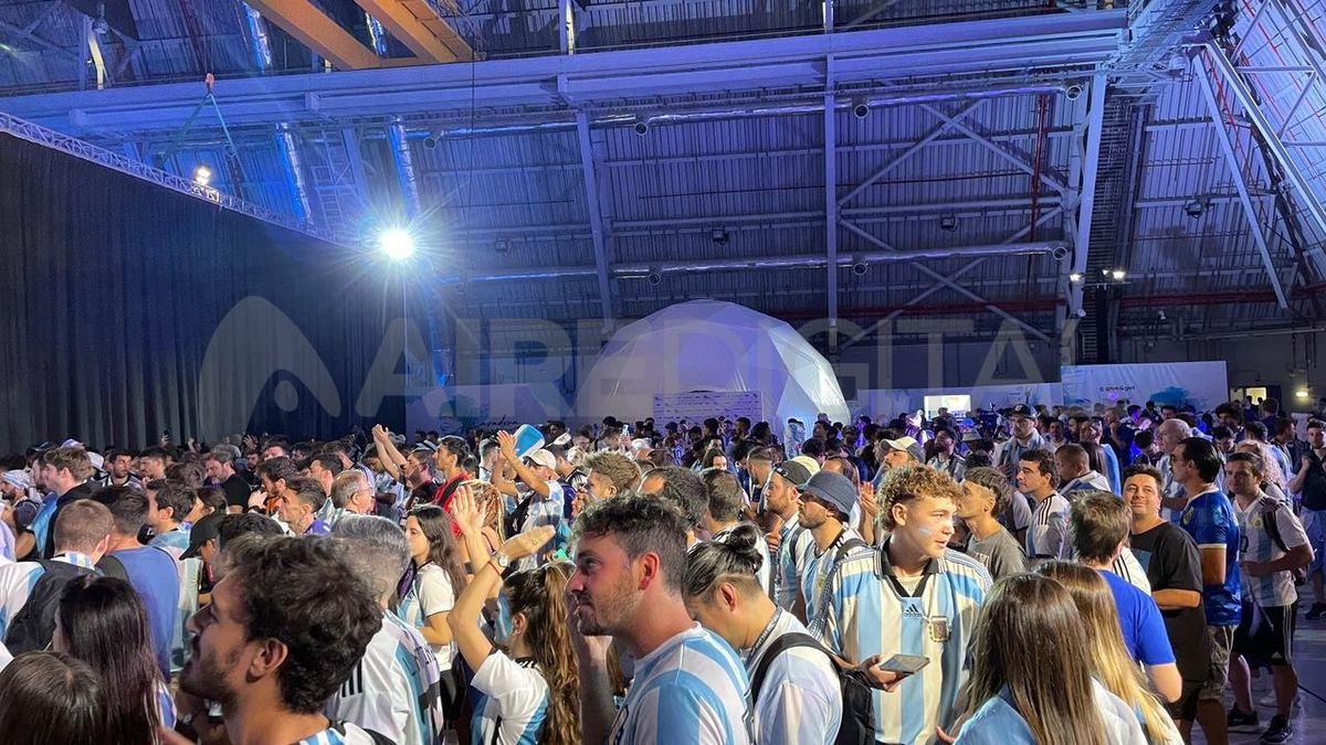 Cientos de hinchas argentinos disfrutan del Maradona Fan Fest en Qatar antes del partido contra Polonia.
