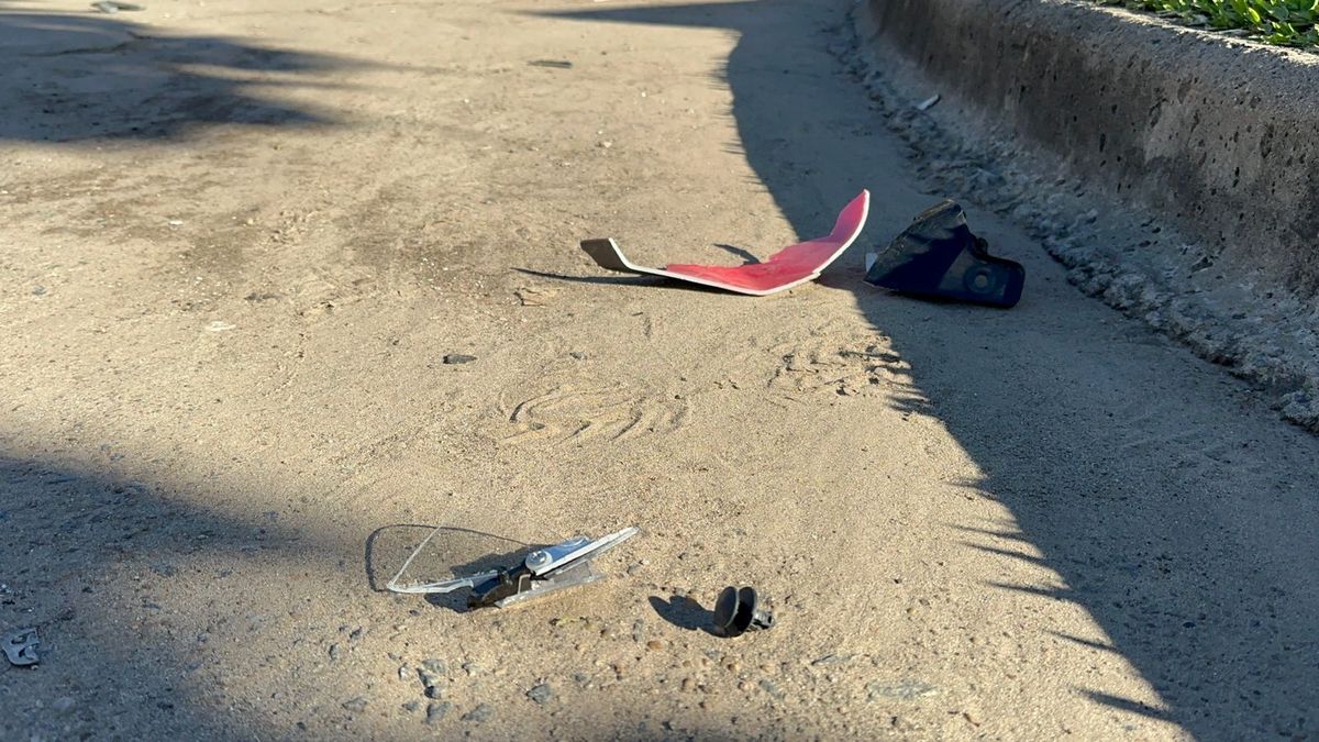 Partes de la motocicleta aún continúan esparcidos en la calzada de J.P López y San Lorenzo, donde ocurrió el accidente.