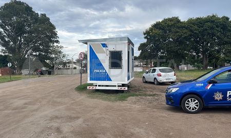 La casilla policial está ubicada en la intersección de Pedro Ferré y Vélez Sarsfield de barrio 7 Jefes. La casilla policial está ubicada en la intersección de Pedro Ferré y Vélez Sarsfield de barrio 7 Jefes.