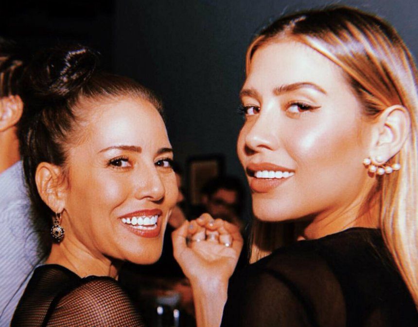 Michelle Salas junto a su madre.