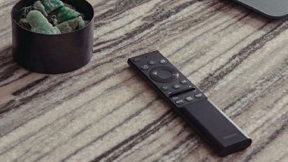 El control remoto solar tiene una celda que alimenta su batería interna con la luz ambiente o directa del sol, también se puede cargar mediante un puerto USB-C