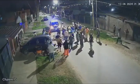 Video: más de 20 vecinos de José C. Paz salieron a la calle para evitar un robo. Video: más de 20 vecinos de José C. Paz salieron a la calle para evitar un robo.