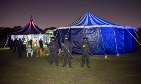 Desarticularon una fiesta clandestina con más de 1.200 personas que se realizaba en un predio del partido bonaerense de Loma de Zamora. Desarticularon una fiesta clandestina con más de 1.200 personas que se realizaba en un predio del partido bonaerense de Loma de Zamora.