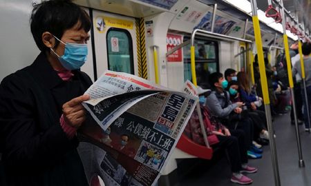 video: se lamio sus dedos y se limpio en un pasamanos del subte de hong kong video: se lamio sus dedos y se limpio en un pasamanos del subte de hong kong