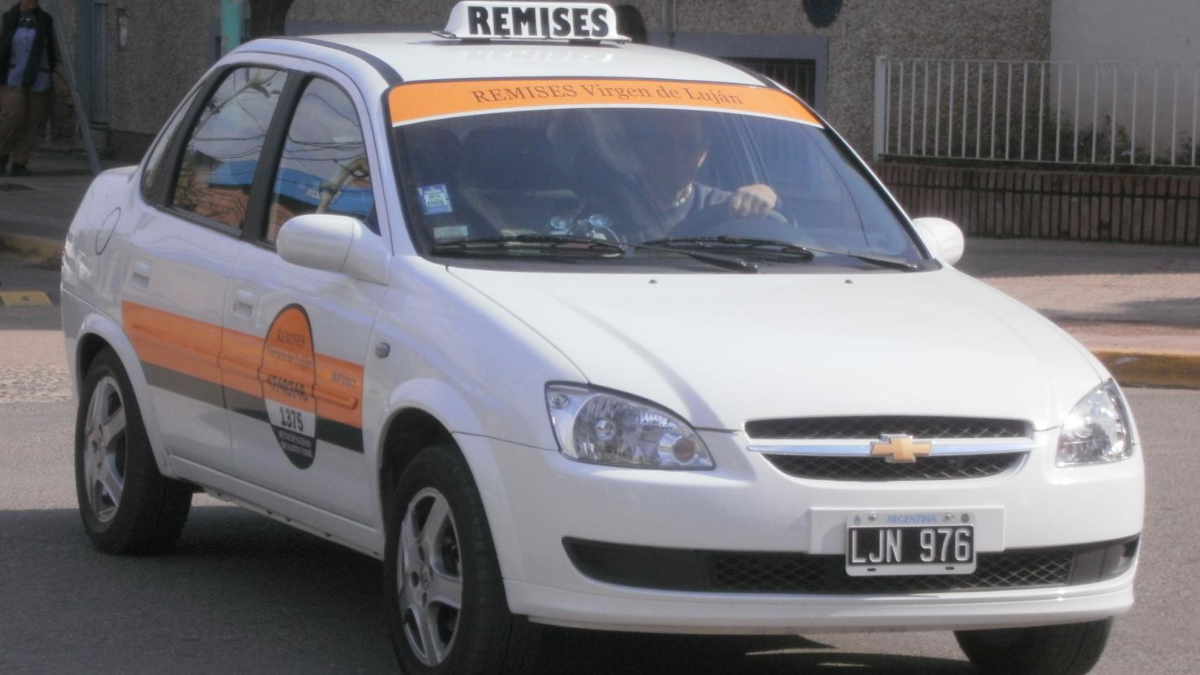 El agente detenido por matar a dos ladrones trabajaba un turno de 12 horas en la remisería además de ser policía&nbsp;