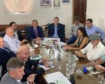 Luego de la presentación formal por parte del gobierno de Santa Fe de una propuesta de aumento salarial para los trabajadores de la administración pública provincial en paritarias, los gremios resolverán este jueves si aceptan o rechazan dicho ofrecimiento. Luego de la presentación formal por parte del gobierno de Santa Fe de una propuesta de aumento salarial para los trabajadores de la administración pública provincial en paritarias, los gremios resolverán este jueves si aceptan o rechazan dicho ofrecimiento.