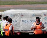 Esta partida forma parte de las 300 mil dosis enviadas desde Rusia al país a fines del mes pasado, que empezaron a ser aplicadas al personal de salud, de entre 18 y 59 años, que trabaja en terapia intensiva y en laboratorios de microbiología de los grandes aglomerados urbanos de las 24 jurisdicciones del país. Esta partida forma parte de las 300 mil dosis enviadas desde Rusia al país a fines del mes pasado, que empezaron a ser aplicadas al personal de salud, de entre 18 y 59 años, que trabaja en terapia intensiva y en laboratorios de microbiología de los grandes aglomerados urbanos de las 24 jurisdicciones del país.