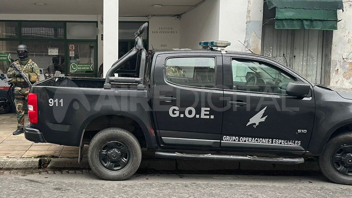 El grupo táctico custodió el ingreso al edificio por unas horas y luego se retiró con la mujer detenida. El grupo táctico custodió el ingreso al edificio por unas horas y luego se retiró con la mujer detenida.