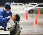 Los casos disminuyeron de 3.194 a 1.807 en apenas siete días. En tanto, los decesos por covid-19 bajaron de 16 a 11 en todo el país. Los casos disminuyeron de 3.194 a 1.807 en apenas siete días. En tanto, los decesos por covid-19 bajaron de 16 a 11 en todo el país.