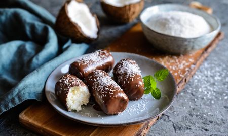 Barritas de coco bañadas en chocolate. Barritas de coco bañadas en chocolate.