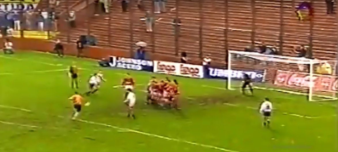 Chilavert es el primer arquero del mundo en haber convertido un gol de tiro libre ya que, el 2 de octubre de 1994, marcó el tanto sobre la hora con el que Vélez, como local, derrotó por 1 a 0 a Deportivo Español (hoy llamado Social Español). ¿Su víctima? Marcelo Pontiroli, quien defendía el arco del Gallego.