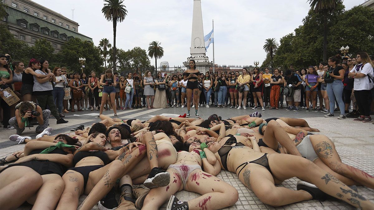 Pañuelazo por el 8M: multitudinaria marcha de mujeres en el Congreso