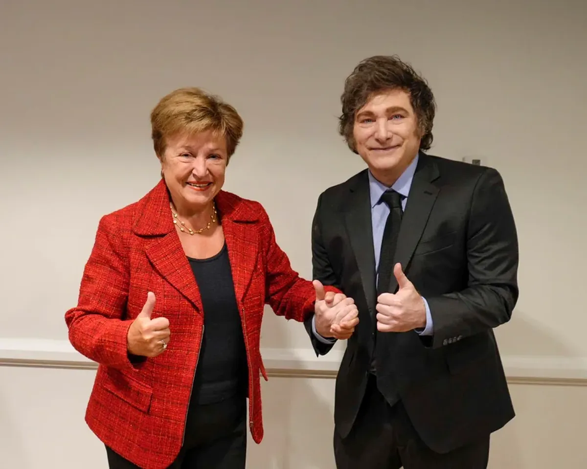 Kristalina Gueorguieva, directora gerenta del Fondo Monetario Internacional, junto a Javier Milei, presidente de Argentina.  