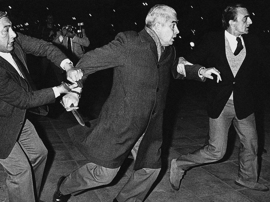 Luciano Benjamín Menéndez, vinculado a casi 140 causas por delitos de lesa humanidad, fue el militar con más condenas a prisión perpetua de la historia patria. En esta foto se lo capta fiel a su esencia. Intentó atacar con un cuchillo reglamentario de los paracaidistas a un grupo de Madres de Plaza de Mayo y jóvenes que lo increpaban.