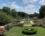 El Loose Park es uno de los espacios verdes más emblemáticos de Kansas City y un punto de encuentro para vecinos y visitantes. El Loose Park es uno de los espacios verdes más emblemáticos de Kansas City y un punto de encuentro para vecinos y visitantes.