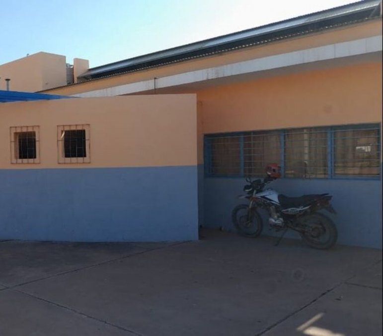 El colegio secundario de Apolinario Saravia exige el uso de corpiño