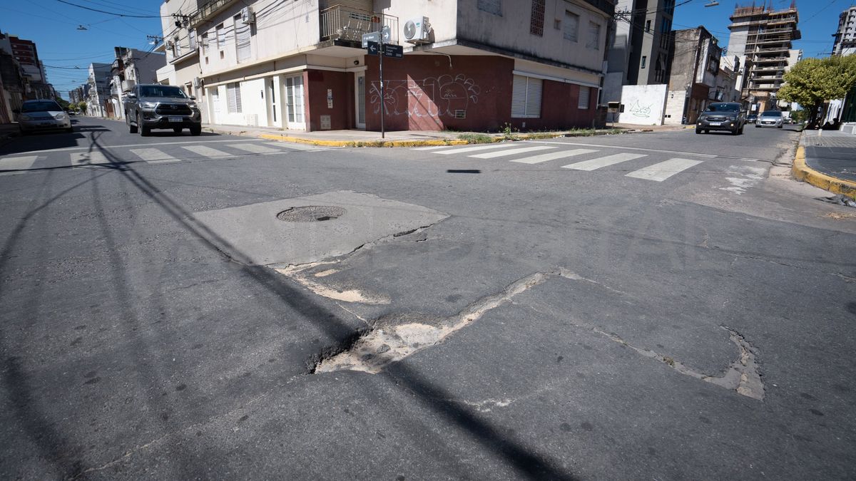 En el sur de la ciudad, los baches también se multiplican. La esquina de 1° de Mayo y Monseñor Zaspe. En el sur de la ciudad, los baches también se multiplican. La esquina de 1° de Mayo y Monseñor Zaspe.