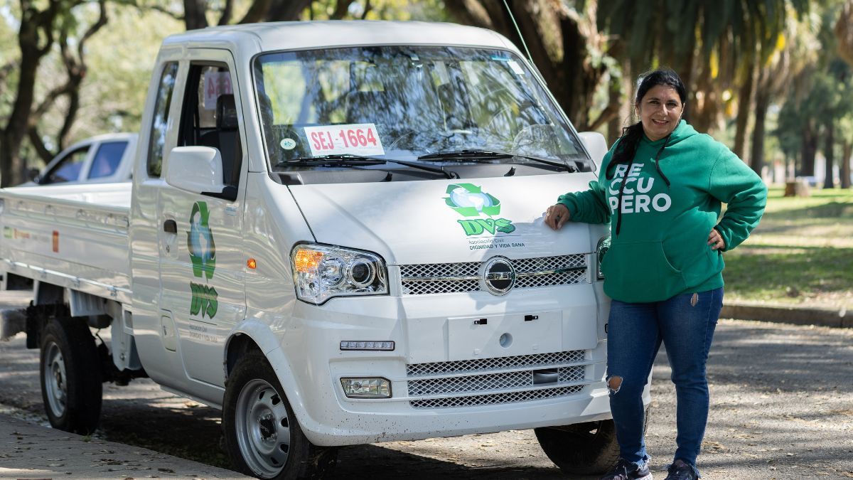 Se entregó un camión a la cooperativa Dignidad y Vida Sana para el transporte de materiales reciclables.