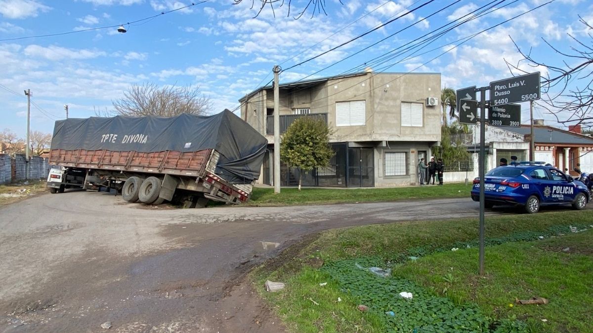 El hecho delictivo se produjo durante la mañana del lunes y se aguardaba la llegada de un grúa para la remoción del acoplado El hecho delictivo se produjo durante la mañana del lunes y se aguardaba la llegada de un grúa para la remoción del acoplado