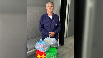 Omar posa junto a las dos cajas solidarias ya entregadas a AIRE en el marco de la campaña navideña. Omar posa junto a las dos cajas solidarias ya entregadas a AIRE en el marco de la campaña navideña.