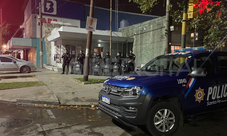 Comisaría 9°: cinco detenidos limaron los barrotes del calabozo, escaparon y tres fueron recapturados. Comisaría 9°: cinco detenidos limaron los barrotes del calabozo, escaparon y tres fueron recapturados.