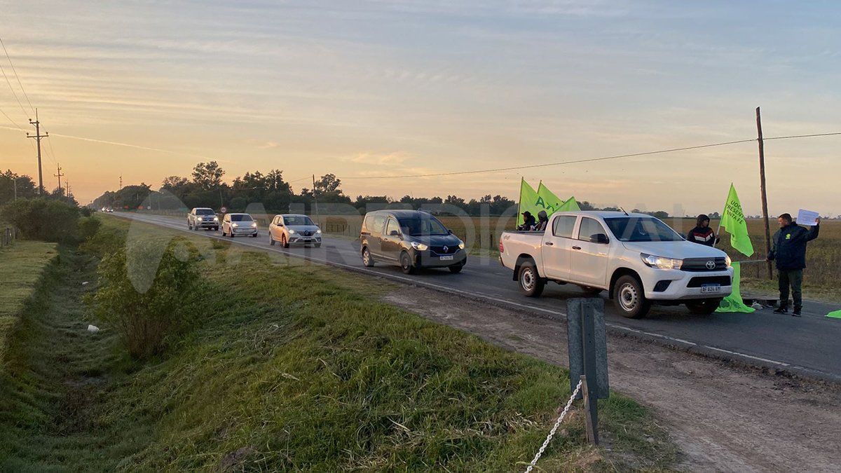 Los trabajadores reparten folletos informando el motivo de la protesta: el despido de 43 trabajadores.