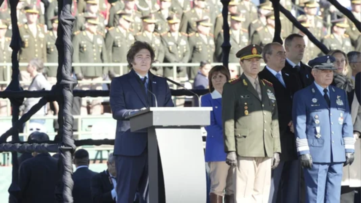 El mandatario respaldó a las Fuerzas Armadas durante el acto en conmemoración por el Día de la Bandera y criticó a la política por desfinanciarlas.