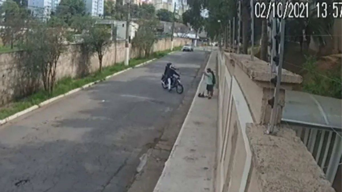 Vio como robaban a una pareja y atropelló a los motochorros con su auto