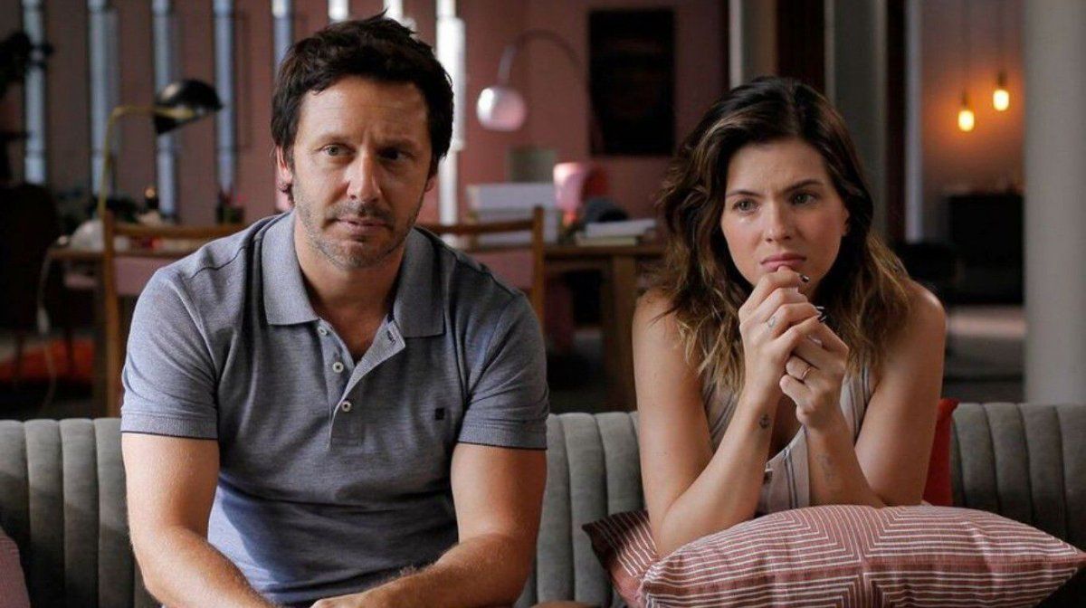 Terapia Alternativa cuenta la historia de una pareja de amantes que recurre a una excéntrica psicóloga para que los ayude a separarse. &nbsp;