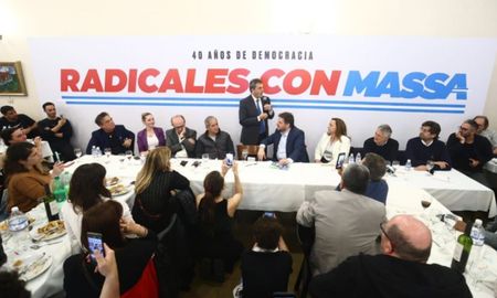 Massa recibió el respaldo de un sector del radicalismo con un particular cántico. Massa recibió el respaldo de un sector del radicalismo con un particular cántico.