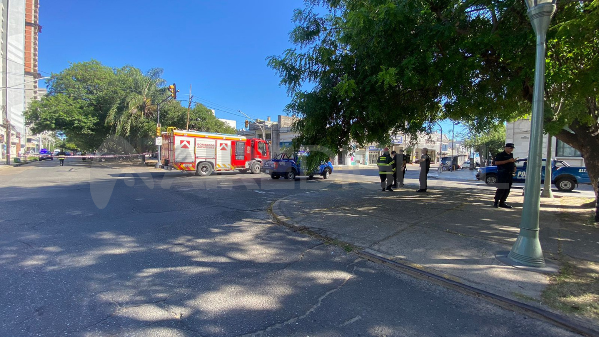 Personal de Bomberos y de la Policía trabajaron en las desde de Correo Argentino. Personal de Bomberos y de la Policía trabajaron en las desde de Correo Argentino.
