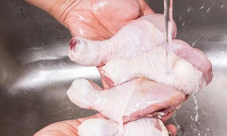 lavar el pollo crudo aumenta el riesgo de una intoxicacion alimentaria lavar el pollo crudo aumenta el riesgo de una intoxicacion alimentaria