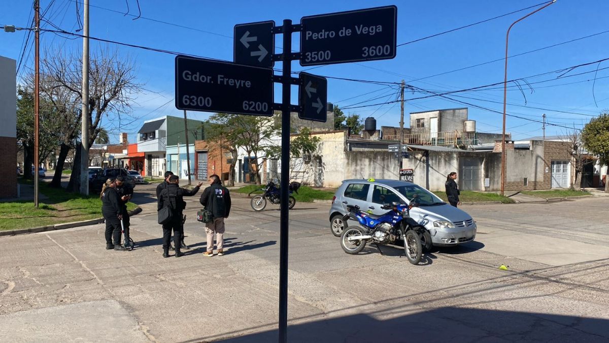 El accidente se produjo en el corazón de barrio Los Hornos.